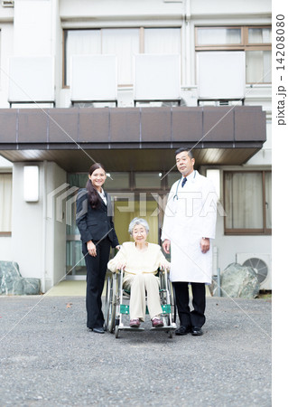 病室の医療スタッフ 14208080