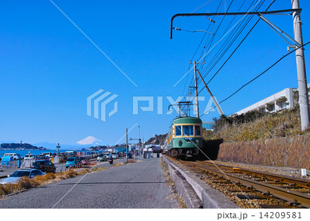江ノ電と江の島と富士山の写真素材