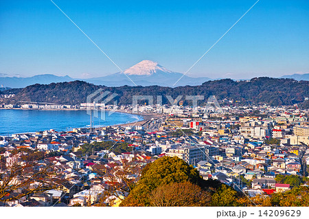 鎌倉市街と富士山の写真素材