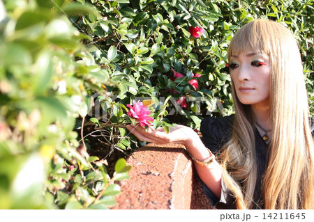 Women in the Garden 14211645