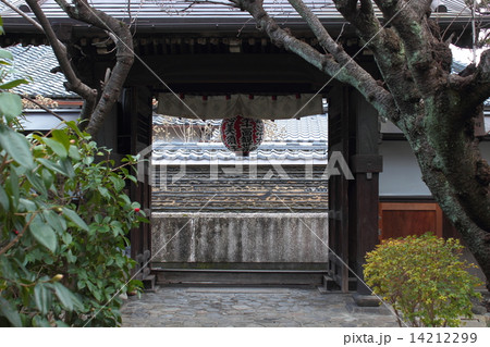 京都　雨宝院　山門と瓦土塀 14212299