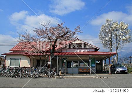 大糸線・春の安曇追分駅 14213409