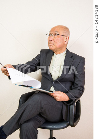 笑顔のビジネスシニア 14214189