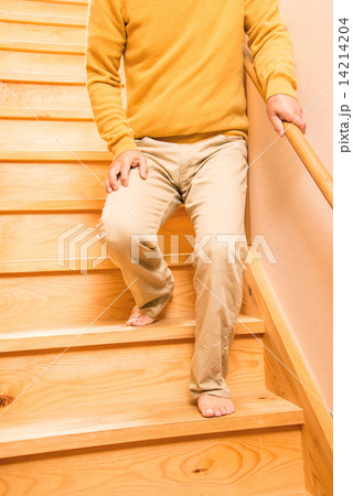 階段を降りるシニア 階段を降りるシニア 14214204