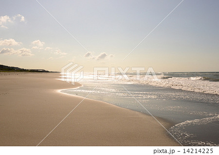 潮見坂の海岸と朝日 14214225
