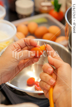 Hands of the chef pilling tomato skin using kitchen knife 14217671