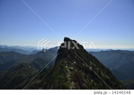 石鎚山山頂（弥山から見た天狗岳） 14240148
