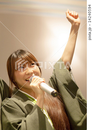 浴衣を着てカラオケを楽しむ女の子の写真素材