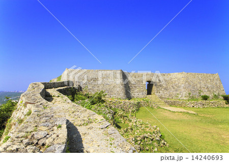 4月沖縄 中城城・一の郭アーチ門と二の郭城壁 4月沖縄 中城城・一の郭アーチ門と二の郭城壁 14240693