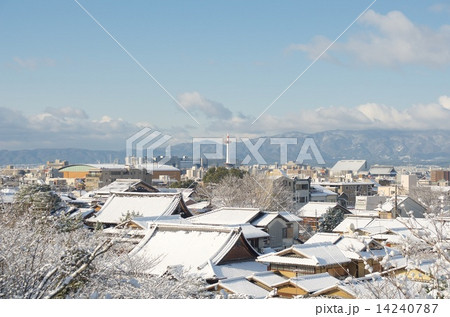雪景色と京都タワー 14240787