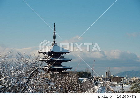 雪景色と八坂の塔 14240788
