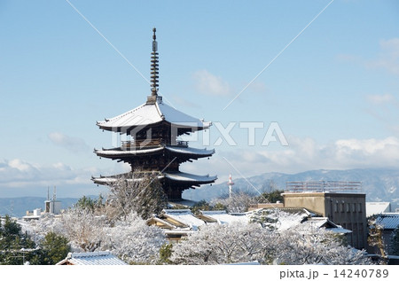 雪景色と京都タワー 14240789
