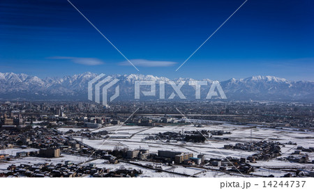 立山連峰と富山市街 14244737