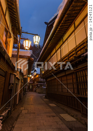 日本　長野　渋温泉街　The wooden building where Japanese Nagano Shibu Onsen is old 14245121