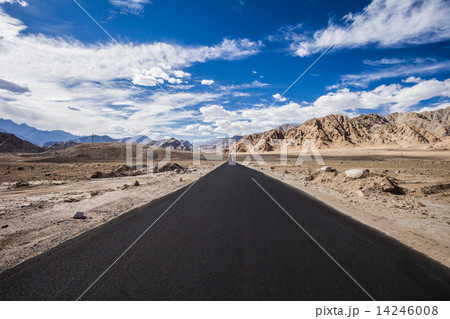 Asphalt road in the mountains 14246008