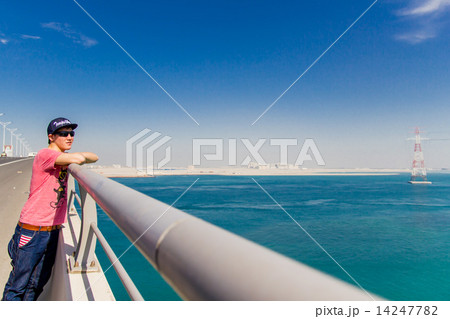 アブダビ観光する男 14247782