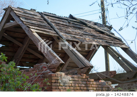 Old ruined house Old ruined house 14248874