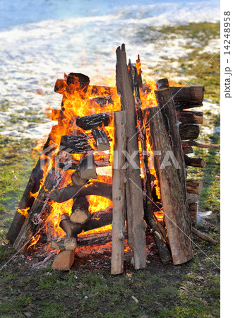 Fire, burning logs 14248958