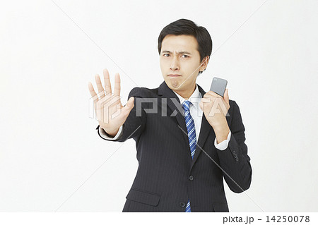 スマートフォンを持って制止するビジネスマン 14250078