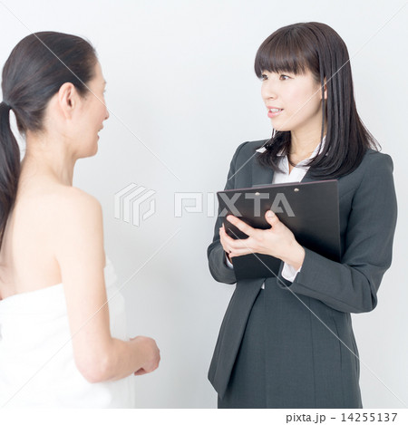 美容　バスタオル　50代女性　スーツ　30代女性 14255137