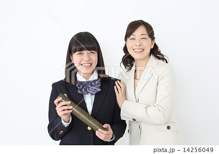 卒業証書をもらって喜ぶ先生と生徒(母と娘) 卒業証書をもらって喜ぶ先生と生徒(母と娘) 14256049