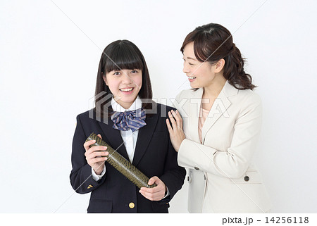 卒業証書をもらって喜ぶ先生と生徒(母と娘) 卒業証書をもらって喜ぶ先生と生徒(母と娘) 14256118