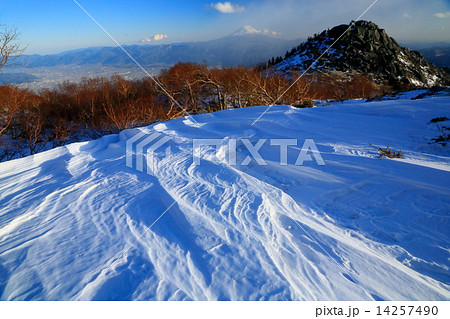 雪煙舞う鳳凰三山・薬師岳のシュカブラと砂払岳・富士山 14257490