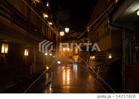 渋温泉　夜　ライトアップ 14257920