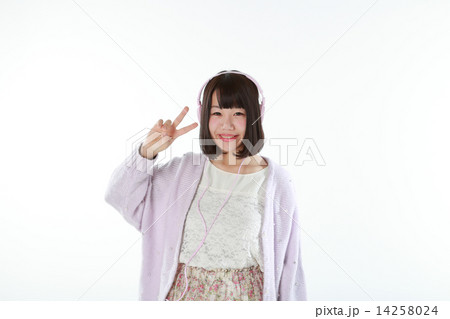 ヘッドホンで音楽を聴く女性 14258024