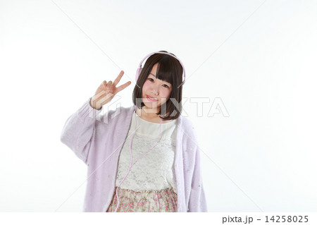 ヘッドホンで音楽を聴く女性 ヘッドホンで音楽を聴く女性 14258025