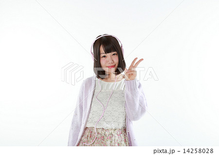 ヘッドホンで音楽を聴く女性 ヘッドホンで音楽を聴く女性 14258028