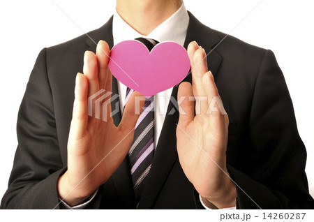 ピンクのハートマークを持っている信頼できるビジネスマン 14260287
