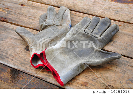 Old safety gloves on wooden background, Gloves on dirty works. Old safety gloves on wooden background, Gloves on dirty works. 14261018