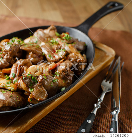 Liver baked with mushrooms, bacon and herbs Liver baked with mushrooms, bacon and herbs 14261209