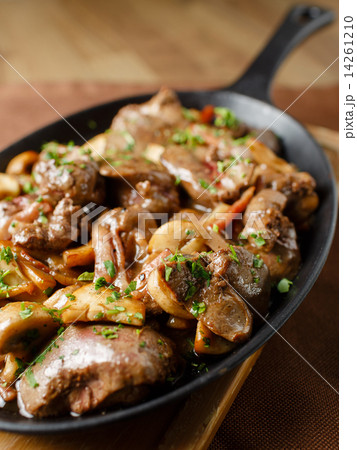 Liver baked with mushrooms, bacon and herbs Liver baked with mushrooms, bacon and herbs 14261210