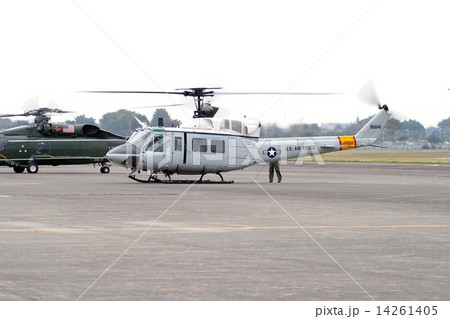 立川防災航空祭で飛行する、災害救助にも出動する在日米空軍のUH-1Nイロコイス多用途ヘリコプター 14261405