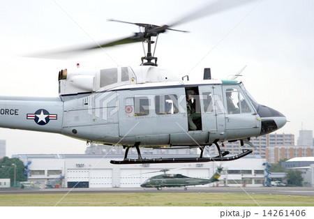 立川防災航空祭で飛行する、災害救助にも出動する在日米空軍のＵＨ－１Ｎイロコイス多用途ヘリコプター 14261406