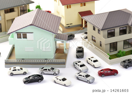 住宅街をたくさんの乗用車が走っている様子 14261603