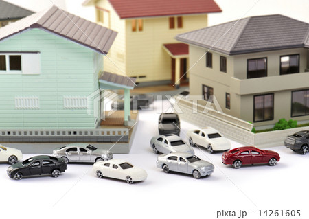 住宅街をたくさんの乗用車が走っている様子 住宅街をたくさんの乗用車が走っている様子 14261605