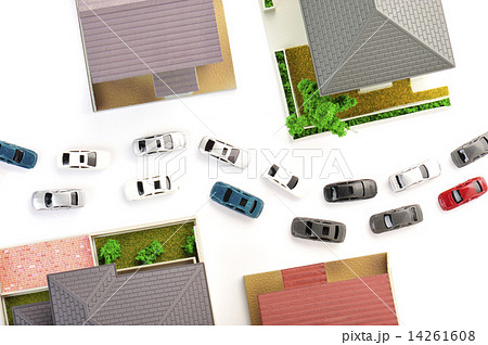 住宅街をたくさんの乗用車が走っている様子 住宅街をたくさんの乗用車が走っている様子 14261608