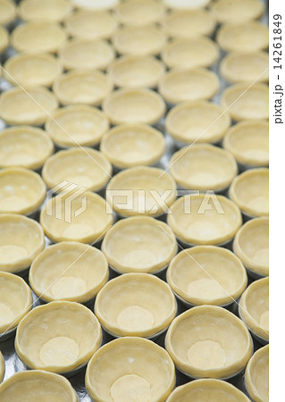 Puff of egg tart on tray ready to fill in 14261849