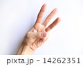 ３を示す手 14262351