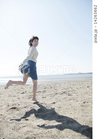 走る女性 14263662