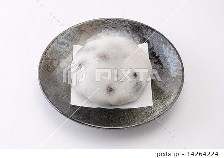 お皿にのせた 日本の和菓子 豆大福 白背景 お皿にのせた 日本の和菓子 豆大福 白背景 14264224