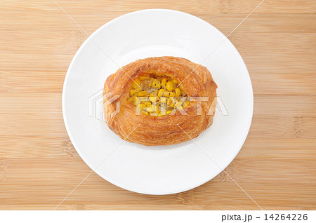 お皿にのせた コーンパン 総菜パン テーブル お皿にのせた コーンパン 総菜パン テーブル 14264226