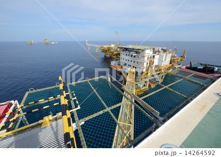 The large offshore oil rig The large offshore oil rig 14264592