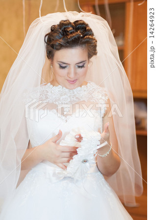 Young beautiful bride in a wedding dress at home 14264923