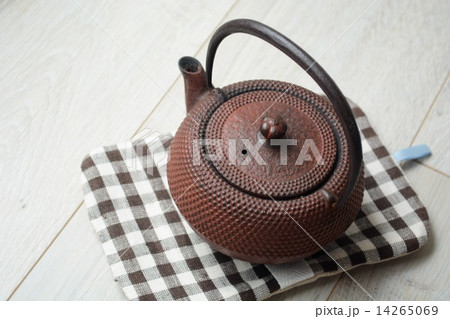 手作りマットに鉄瓶 14265069