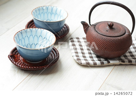 鉄瓶と湯のみ茶碗 14265072