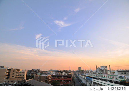 夕暮れの空と地上を走る東京メトロ千代田線05系電車 14268256